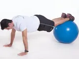 Imagem 1 de 2: Abdominal "canivete" c/ os pés na Fitball e estabilização frontal