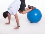 Imagem 2 de 2: Abdominal "canivete" c/ os pés na Fitball e estabilização frontal