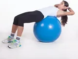 Imagem 1 de 2: Abdominal em decúbito dorsal(deitado) na Fit Ball