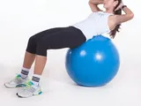 Imagem 2 de 2: Abdominal em decúbito dorsal(deitado) na Fit Ball