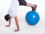 Imagem 2 de 2: Abdominal flexão de quadril na bola com pernas estendidas