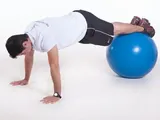 Imagem 1 de 2: Abdominal flexão de quadril na bola com pernas estendidas