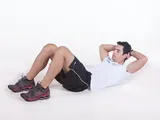 Imagem 2 de 2: Abdominal reto no solo mãos atrás da cabeça