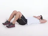 Imagem 1 de 2: Abdominal reto no solo mãos atrás da cabeça