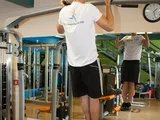Imagem 2 de 2: Barra fixa fechada - encostar a barra no esterno