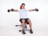 Imagem 2 de 2: Elevação lateral sentada c/ halter