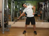 Imagem 1 de 2: Flexão lateral de tronco em pé c/ polia baixa