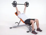 Imagem 1 de 2: Supino inclinado com Barra