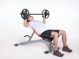 Imagem 2 de 2: Supino inclinado com Barra