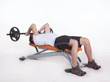 Imagem 2 de 2: Triceps "testa" deitado com barra