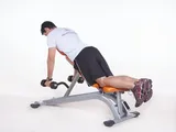 Imagem 1 de 2: Voador inverso c/ halter em banco inclinado c/ pegada neutra