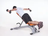 Imagem 2 de 2: Voador inverso c/ halter em banco inclinado c/ pegada neutra