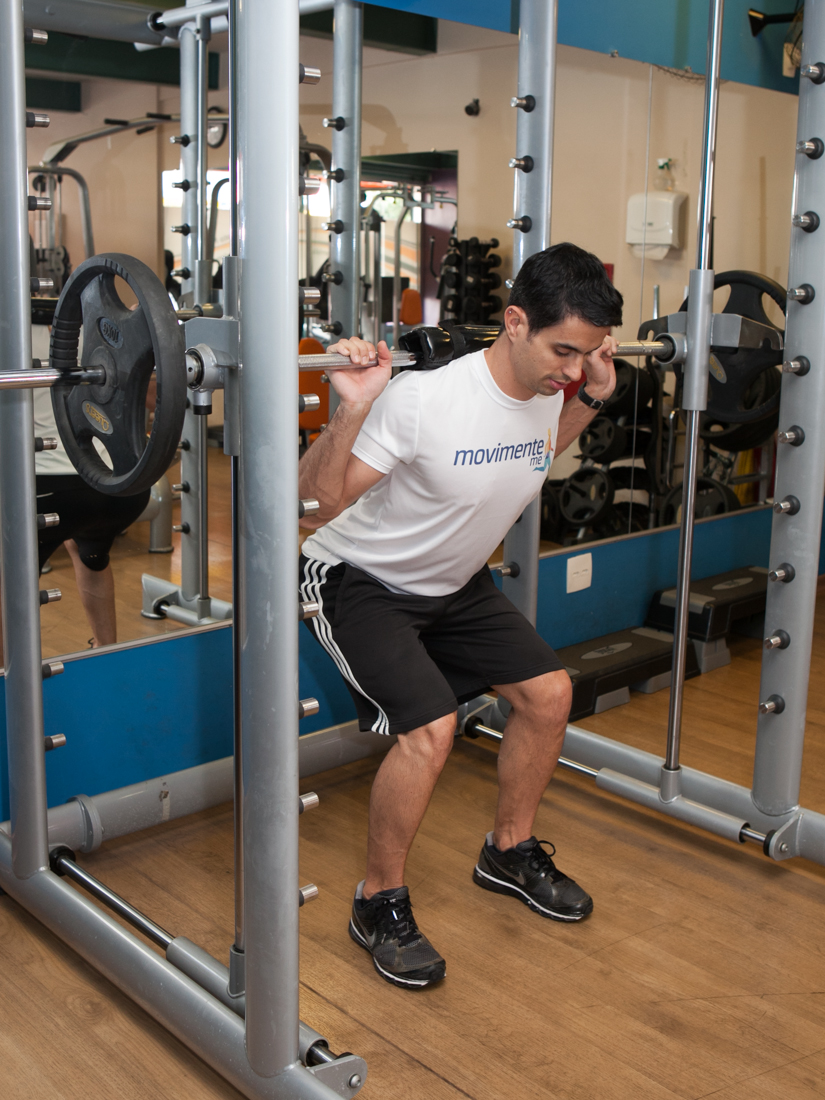 Tem agachamento na barra guiada no seu treino? Vem ver como faz! #pers